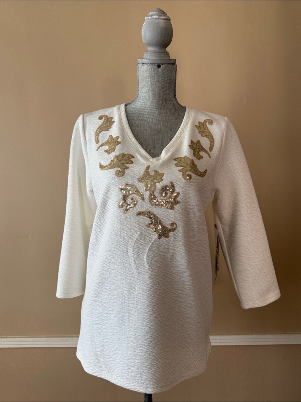 Onque Casual CREAM TEXTURED V-NECK EMBELLISHED BLOUSE SIZE MEDIUM 🌟NWT🌟